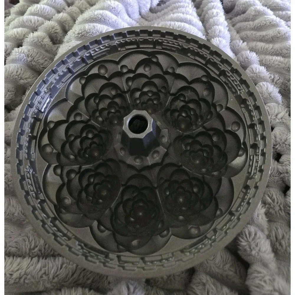 Nordic Ware Holiday CHRISTMAS Tree BUNDT Cake Pan‎ w/Train Cast Aluminum